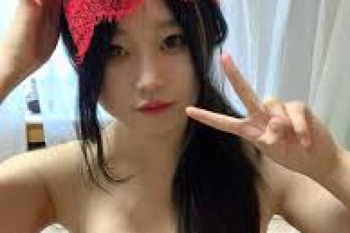 外国网红约中国女孩开房视频被发到网上她却借此热度直播带货