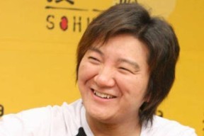 原创靠一首歌暴富春晚假唱名声扫地被骗破产仍开劳斯莱斯！